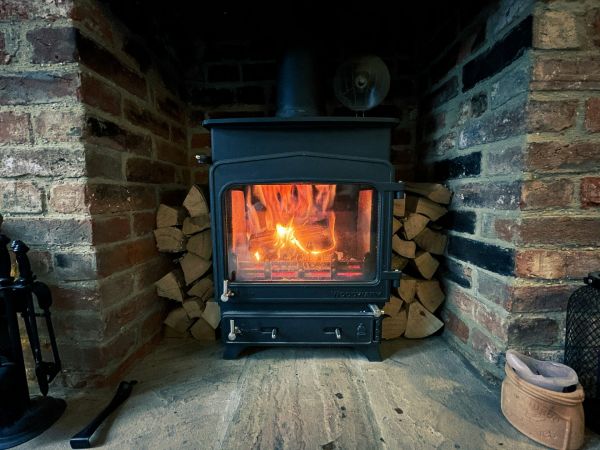 Top poêles à bois pour chauffer votre maison à moindre coût