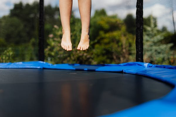 Les clés pour choisir un trampoline enfant adapté et sécurisé